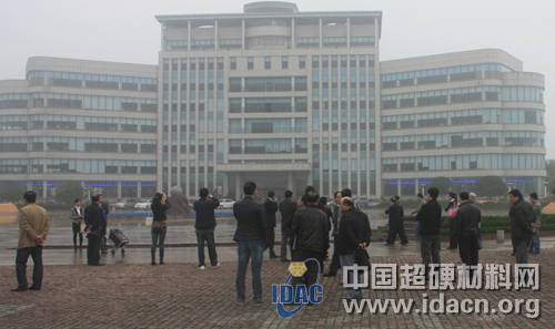 超硬材料技术发展论坛与会人员参观黑旋风锯业