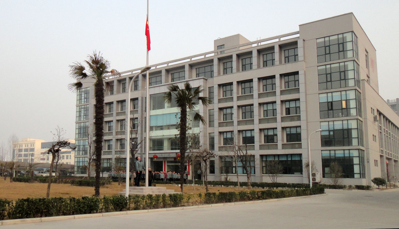 郑州新亚公司举行新春升国旗仪式