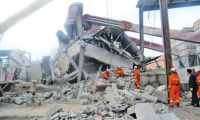 郏县磨料公司冶炼炉爆炸 厂房坍塌造成两死两伤