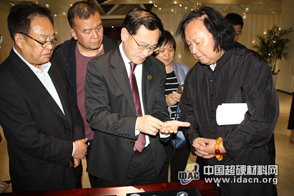 中宝协副会长兼秘书长毕立君一行莅临华晶公司参观交流