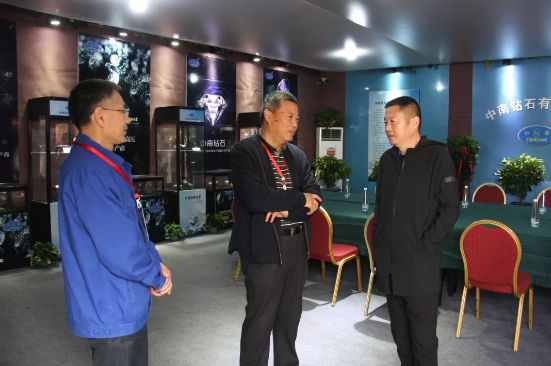 中国珠宝协会会长徐明德莅临中南钻石展位参观指导