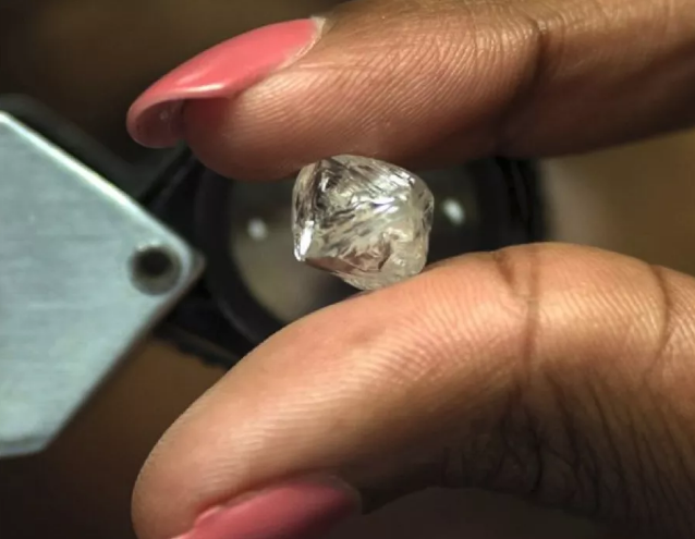 破天荒！De Beers 允许采购商把不足3/4克拉重的钻石原石的采购量减半
