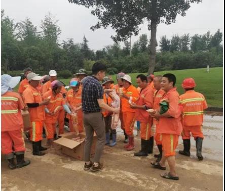 “心系郑州，河南加油” 君锐钻石执行董事秦超捐助物资，助力郑州防汛救灾！