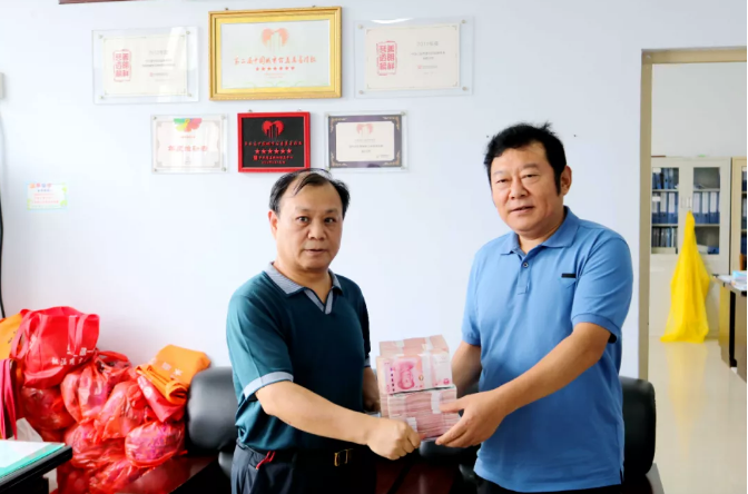 风雨同舟 共克时艰——郑州华晶积极捐赠物资支援防汛救灾