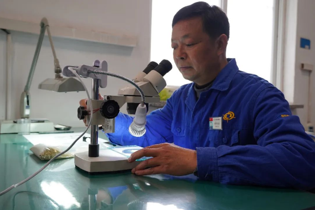 做金刚石产业的筑梦人——记全国五一劳动奖章获得者胡来运