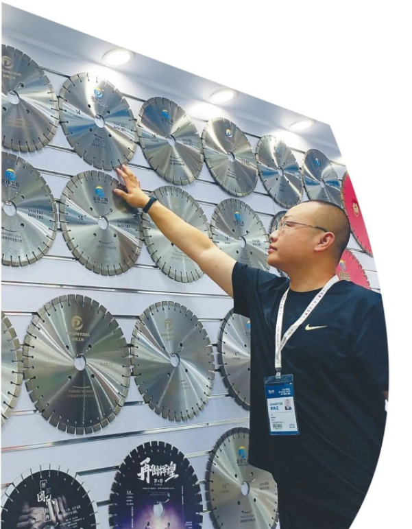 从家门口坐飞机，组团到厦门岛参加全球最大石材展—— 鄂州金刚石刀具行业“抱团”向外