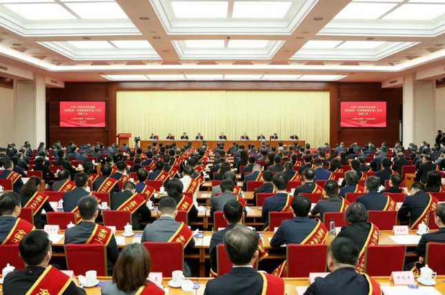 喜讯！厚德钻石总经理庞爱红荣膺“全国工业和信息化系统劳动模范”称号