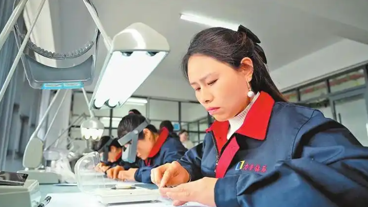 畅卖全球 河南有一套丨这里有一颗钻石璀璨夺目 柘城钻石：“链”就发展新动力